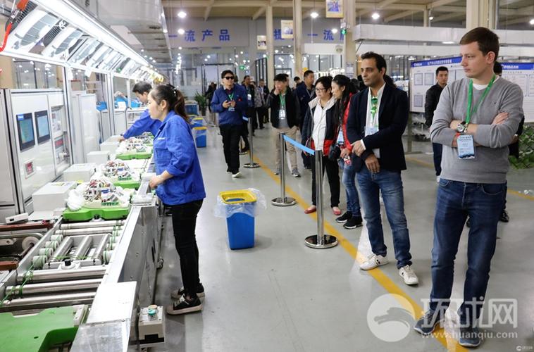摄影师:韩东 国内外友人参观西马产品的生产线.